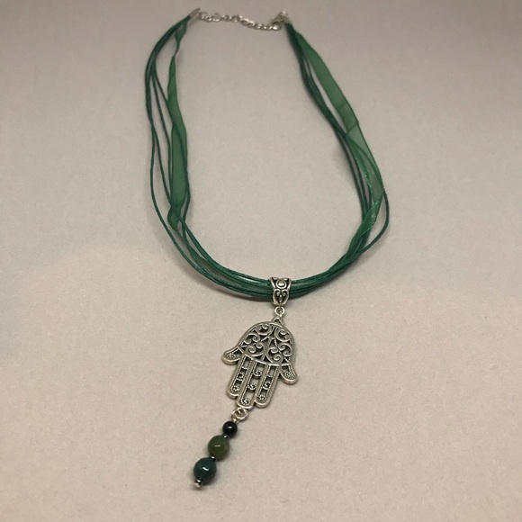 Fatima hand / Hamsa filigree necklace. Ribbon choker with green gem beads - Picture 3 of 4
